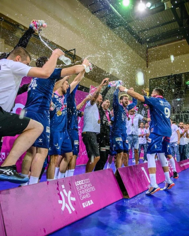 Gala handbalului săvinean, un proiect al tinerei generații de sportivi! Adrian Ștefan Tîrzioru este sportivul din generația tânără de handbaliști, încă în activitate, a cărei carieră sportivă va fi prezentată în continuare!