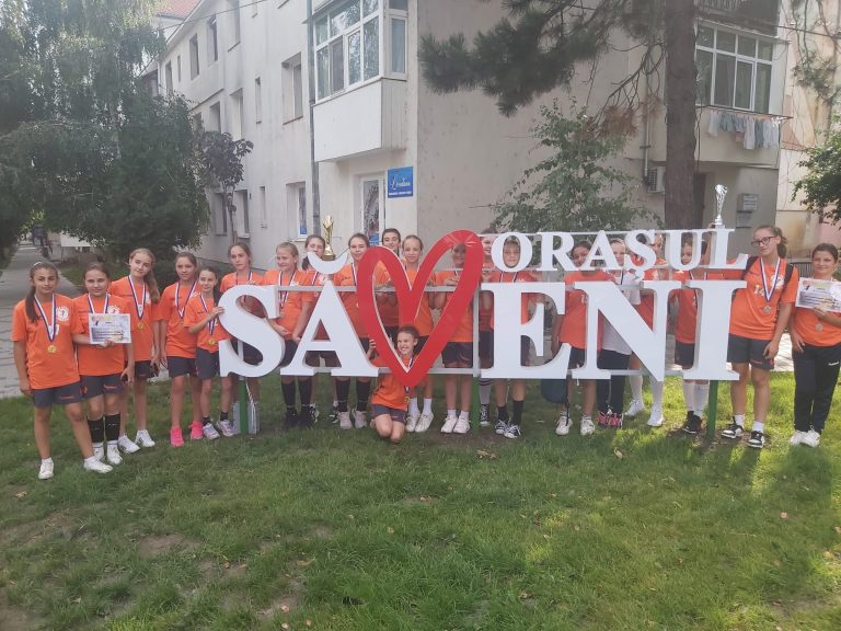 Rezultate notabile pentru mini handbaliștii și junioarele IV de la CS Unirea Săveni, la turneul de handbal “Sport Festival” de la Vicovu de Sus! Vezi locurile obținute la diferitele categorii ale competiției sportive!