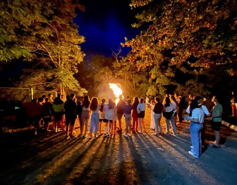 Copii și tineri din diaspora, în cadrul Taberelor „ARC” organizate de Departamentul pentru Românii de Pretutindeni începând cu această ediție și la Botoșani în Centrul de Agrement „Codrii de Aramă” de la Agafton, au învățat despre cultura și istoria botoșăneană!