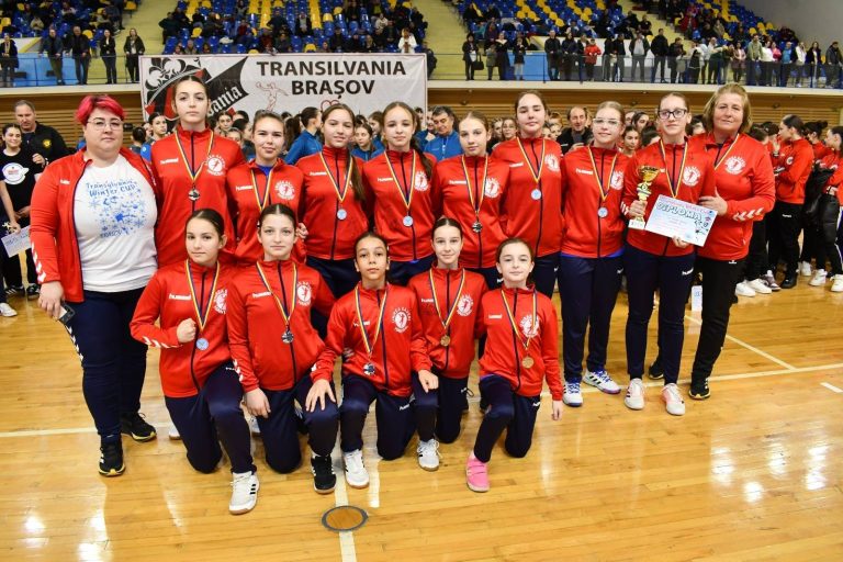 Unirea Săveni a obținut locul al II-lea la Turneul national de Handbal „Transylvania Winter Cup” organizat la Brașov sub tutela Federației Române de Handbal, urmare participării echipei de handbal-junioare III, antrenor Gabriela Răducanu și instructor sportiv Andreea Scutariu!
